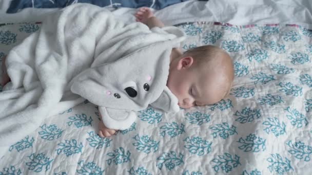 Bebeklik Çocukluk Gelişim Tıp Sağlık Konsepti Terli Tombul Uyuyan Bebeğin — Stok video