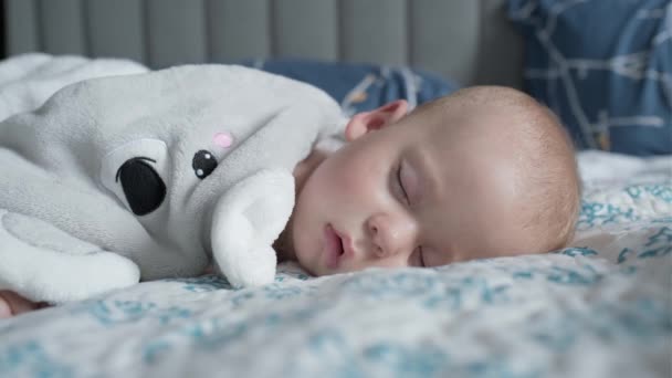 Säuglingsalter Kindheit Entwicklung Medizin Und Gesundheitskonzept Nahaufnahme Des Verschwitzten Neugeborenen — Stockvideo