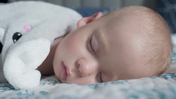 婴幼儿 童年时期 药物与健康概念 10个月前产汗新生儿圆圆的近视脸 奶嘴盖在肚子上 床上盖着毯子热天 — 图库视频影像
