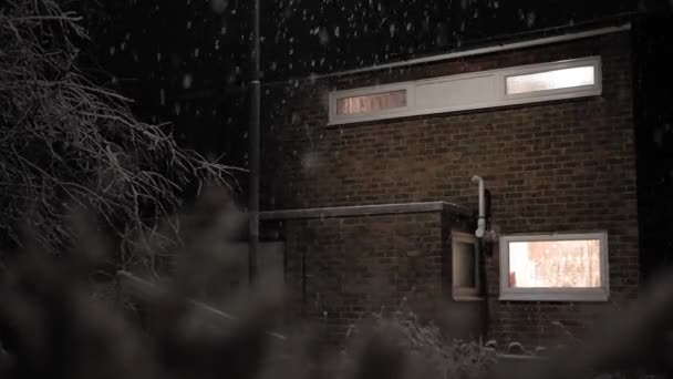 イギリス初の降雪イギリスにおけるブラック バックグランド 夜の道路で街灯の光の中で雪のフレーク秋 ゆっくりと雪の効果が下がります 天気予報 異常気象 緊急時の概念 — ストック動画