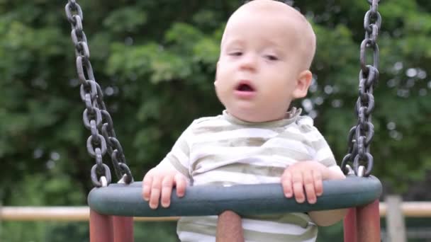 Vicces Kis Újszülött Testvér Fiú Hintán Babajáték Játszótéren Nyár Van — Stock videók