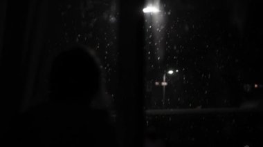 Birleşik Krallık 'taki ilk kar yağışı örtüsü kara arka planda. Gece Yolu 'ndaki Lambanın Işığında Düşen Kar Taneleri Kış, Yavaşça Düşen Kar Etkisi. Hava Durumu, Anomali, Acil Durum Konsepti.