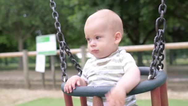 Engraçado Little Younger Infant Brother Boy Swing Bebê Brincando Parque — Vídeo de Stock