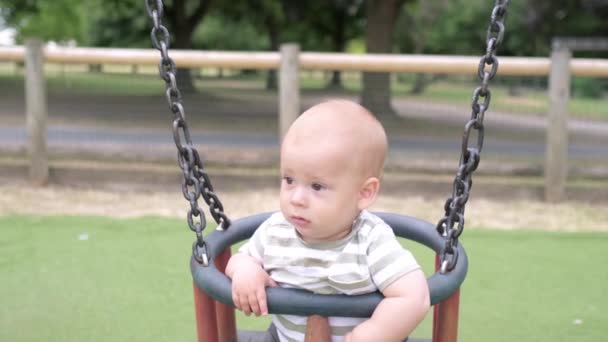 Divertido Pequeño Más Joven Recién Nacido Bebé Hermano Chico Swing — Vídeos de Stock