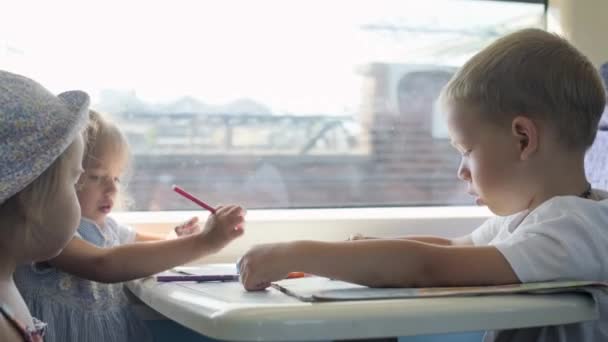 Tres Niños Felices Viajan Tren Turistas Pequeños Vacaciones Viajan Alrededor — Vídeos de Stock