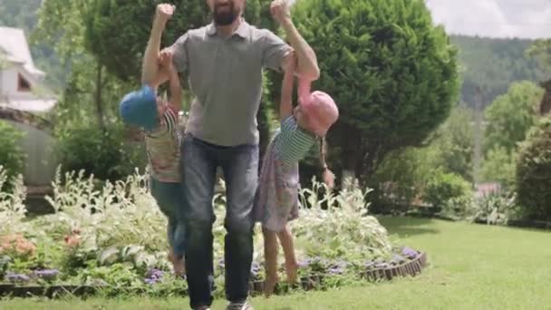 Glücklicher Familienvater Mit Bart Und Geschwistern Zwei Vorschulkinder Hängen Seinen — Stockvideo