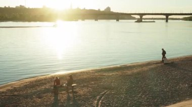 2021.06.25 - Kiev, Ukrayna: günbatımından önce geniş nehir Dinyeper manzarasının panoramik çekimi. Yat gemisi denizde ya da okyanusta kargo yelkeni açıyor. Su taşımacılığı, tatil, doğa, yaz konsepti.