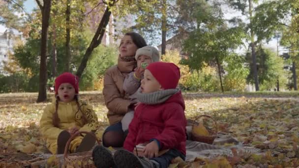 Duża Szczęśliwa Rodzina Małymi Dziećmi Relaksującymi Się Pikniku Spędzają Razem — Wideo stockowe