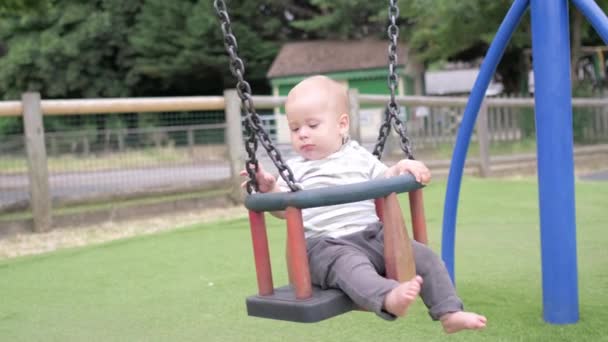 Divertido Pequeño Más Joven Recién Nacido Bebé Hermano Chico Swing — Vídeos de Stock
