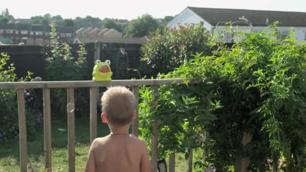 Horký Slunečný Den Mimo Zahradu Foukání Chytit Sprej Bubliny Rukama — Stock video