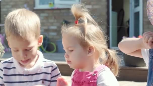 Три Милі Маленькі Діти Насолоджуються Смачним Конусом Морозива Дитина Їсть — стокове відео