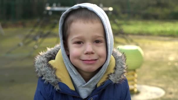 Lévotions Sur Visage Petit Garçon Portrait Extérieur Enfant Heureux Concept — Video