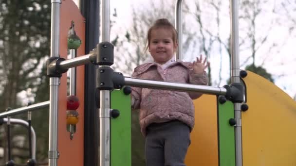 Tatlı Çocuklar Salıncakta Sallanıyor Küçük Çocuklar Anaokulunda Gülüp Eğleniyorlar Internette — Stok video