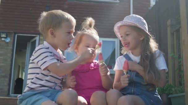 Τρία Χαριτωμένα Μικρά Παιδιά Απολαμβάνει Νόστιμα Χωνάκι Παγωτό Παιδί Τρώει — Αρχείο Βίντεο