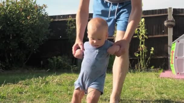 Barnet Tar Första Stegen Gräset Pappa Far Promenader Med Son — Stockvideo