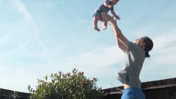 Ayah Dan Bayi Yang Bahagia Menikmati Liburan Musim Panas Taman — Stok Video