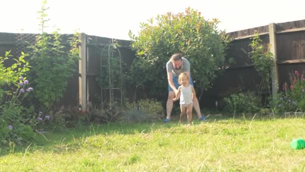 Padre Hija Pequeña Jugando Verano Soleado Día Caluroso Papá Persiguiendo — Vídeo de stock