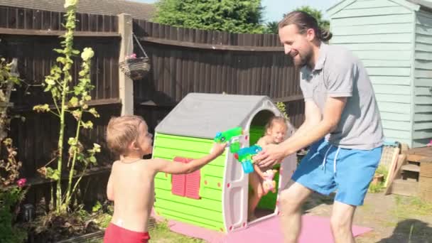Αργή Κίνηση Χαρούμενη Οικογένεια Μικρό Αγόρι Έχει Νεροπίστολο Αγώνα Στην — Αρχείο Βίντεο