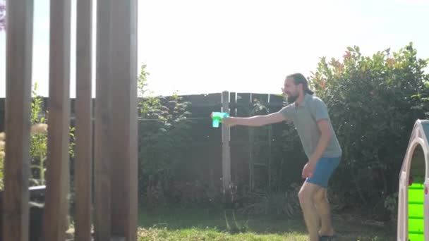 Zeitlupe Glückliche Familie Kleiner Junge Mit Wasserpistole Kampf Hinterhof Garten — Stockvideo