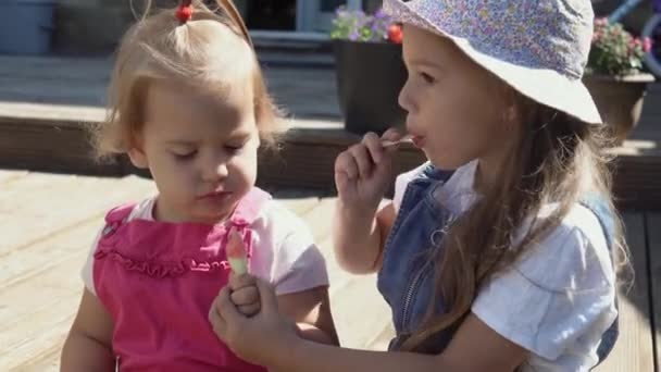 Two Sisters Children Enjoys Delicious Ice Cream Cone Child Eating — ストック動画