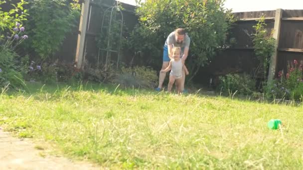 화창한 뜨거운 게임을 아버지와 즐거운 아이가 밖에서 즐거운 재미를 즐기는 — 비디오
