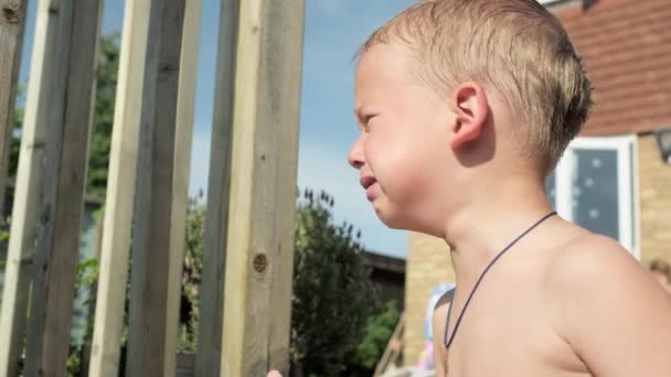 Portrait Triste Petit Enfant Blond Garçon Avec Vue Sur Caméra — Video
