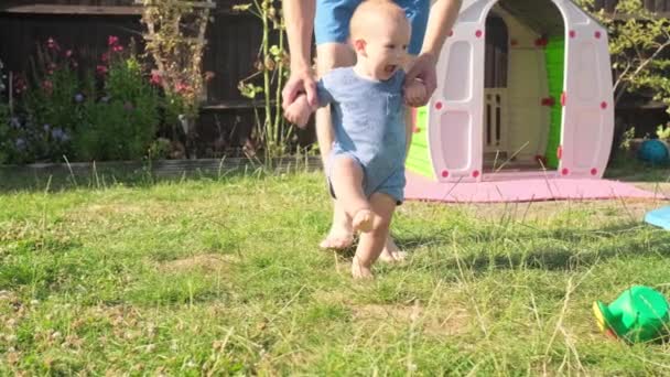 Bebé Los Primeros Pasos Hierba Dady Padre Camina Con Hijo — Vídeos de Stock