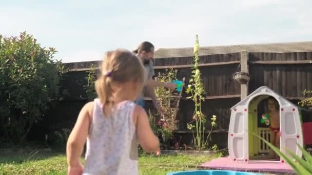 슬로우 아빠와 정원에서 아들과 아버지는 밖에서 시간을 보내십니다 뜨거운 아빠와 — 비디오