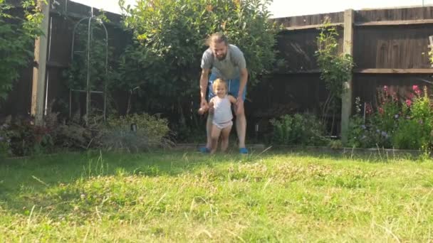 Отец Маленькая Дочь Играют Игру Солнечный Летний Жаркий День Папа — стоковое видео
