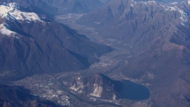 Kışın bulutlu bir günde uçağın motorlu kanadında uçan güzel manzaralı yolcu penceresinden kuş bakışı görüntü. Ulaşım, turizm, seyahat, uçuş, tatil konsepti