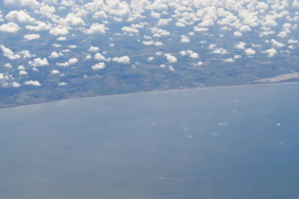Vista Desde Gran Altitud Con Nubes Blancas Flotando Sobre Tierra —  Fotos de Stock