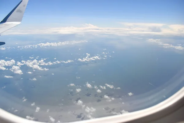 Pohled Okna Letadla Modré Obloze Bílými Mraky Nad Pobřežím — Stock fotografie