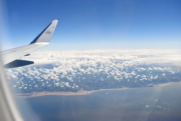 Vista Avião Voando Acima Nuvens Brancas Flutuando Sobre Terra Costa — Fotografia de Stock