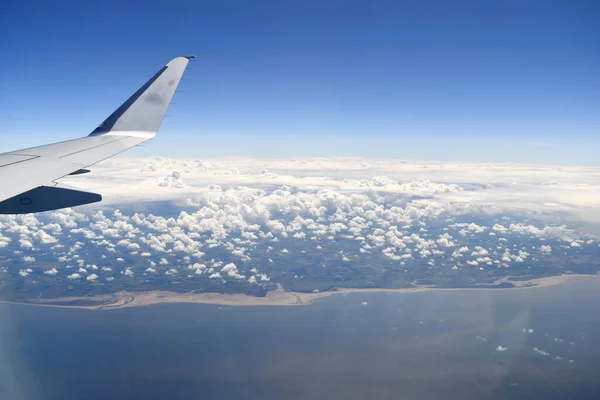 Ala Avião Voando Horizonte Azul Céu Com Nuvens Brancas Flutuando — Fotografia de Stock