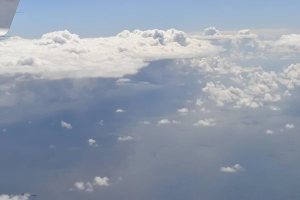 Schöne Weiße Wolken Blauen Himmel Vom Flugzeugfenster Aus Gesehen — Stockfoto