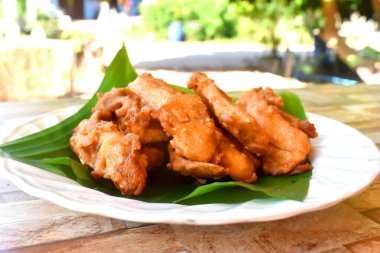 Muzlu börekler yeşil muz yaprağında, beyaz tabakta, bulanık arka planda..