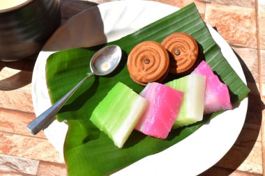 Güneşli bir günde yeşil muz yapraklı kurabiyeli Pandan Kek Tayland tatlısının en iyi manzarası..