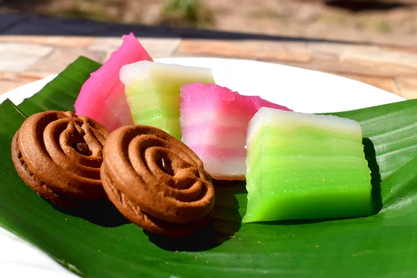 传统泰式甜点蒸笼面团或称为 Khanom Chan 与巧克力饼干的组合 — 图库照片