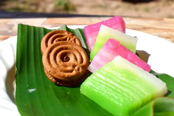 在泰国一个阳光明媚的清晨 泰国菜甜食 蒸潘丹蛋糕和巧克力饼干在绿色香蕉叶上的组合 — 图库照片