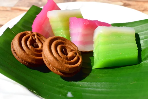 Uma Combinação Entre Sobremesa Tailandesa Bolo Camada Pandan Cozido Vapor — Fotografia de Stock