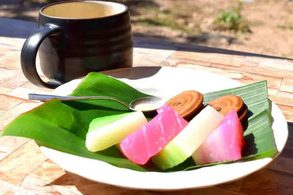 泰国菜下午茶的茶杯 加蒸潘丹咖啡 泰国菜甜食和饼干 — 图库照片