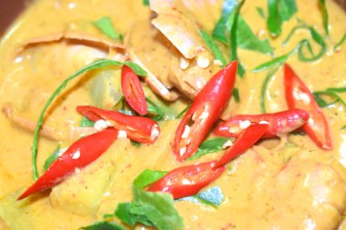 Eksiksiz Panang körisi ya da King Karides Kırmızı Köri baharatlı dilimlenmiş kırmızı biber ve Kaffir limon yapraklı, ev yapımı Tayland yemeği tarzı..