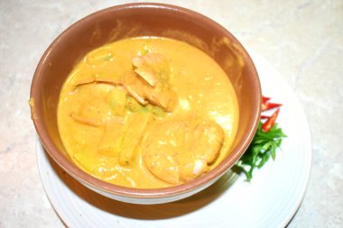 Panang Curry 'nin beyaz tabakta Kral Karidesli yakın çekimi. Tayland yemekleri evde yapılır..