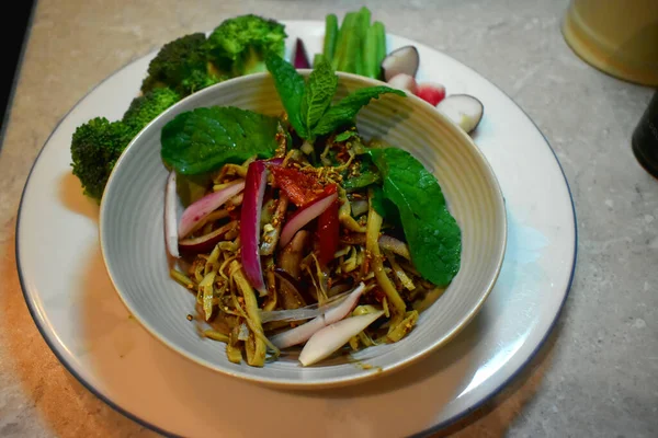 东北泰国菜 百味或麦片 辣竹笋沙拉 配以薄荷叶红葱配以有机蔬菜 本地泰国菜 — 图库照片