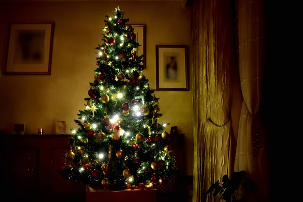 Noel süslemeleri parlak ışık altında oturma odası, İngiltere 'de Noel tatili süslemeleri..