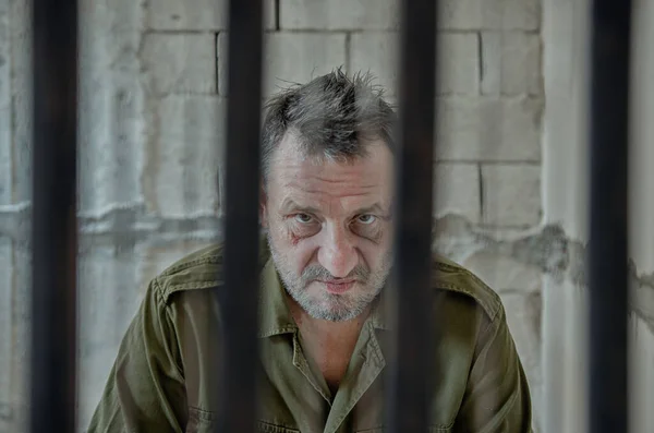 Ein Alter Mann Grünen Armeehemd Hinter Gittern — Stockfoto