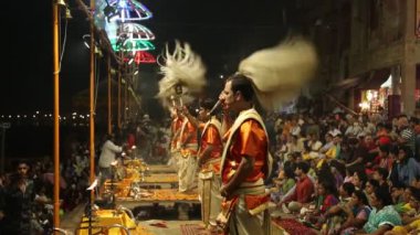 1 Kasım 2017, Varanasi, Hindistan: Hindu rahipler tarafından Varanasi, Uttar Pradesh, Hindistan 'da Dashashwamedh Ghat' ta Ganga aarti ayinleri düzenlendi.