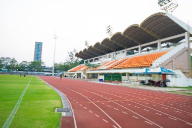 Açık hava spor stadyumunda boş hızlı koşu şeridi