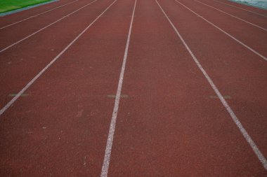Açık hava spor stadyumunda boş hızlı koşu şeridi
