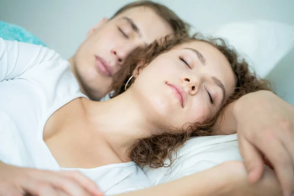 Schöne Paar Schlafen Auf Weißen Bett Morgen Szene Glücklich Flitterwochen — Stockfoto